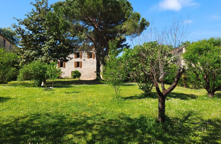 Maison en pierre avec jardin et garages — photo 3