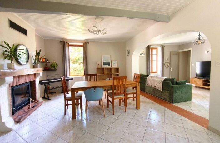 Maison en pierre avec jardin et garages — photo 4