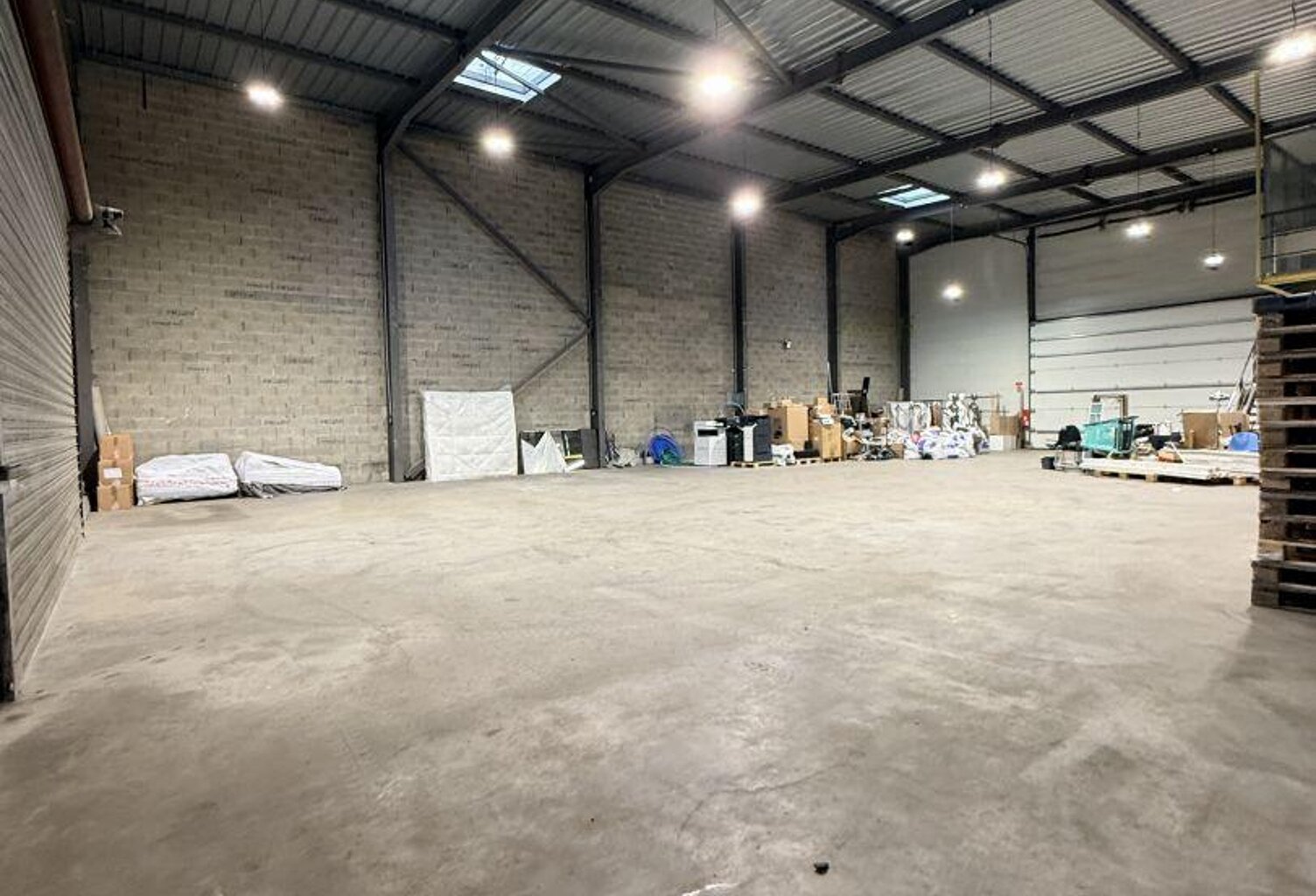 Location Local d'activités 470 m&sup2; — photo 1