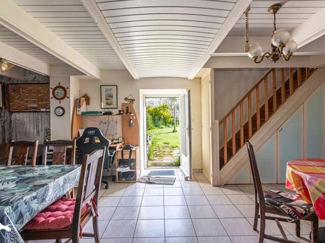 Maison en pierre de 7 pièces principales — photo du bien