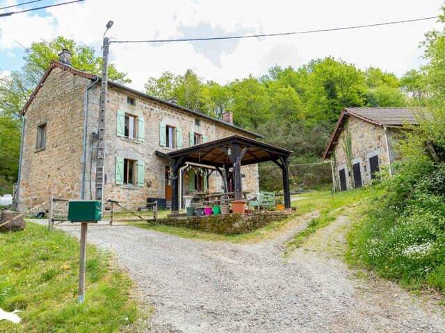 Maison en pierre de 5 pièces principales — photo du bien