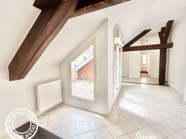 T5 atypique de 105 m2 au 2 ème étage avec Terrasse et vue sur le Château Charmille — photo du bien
