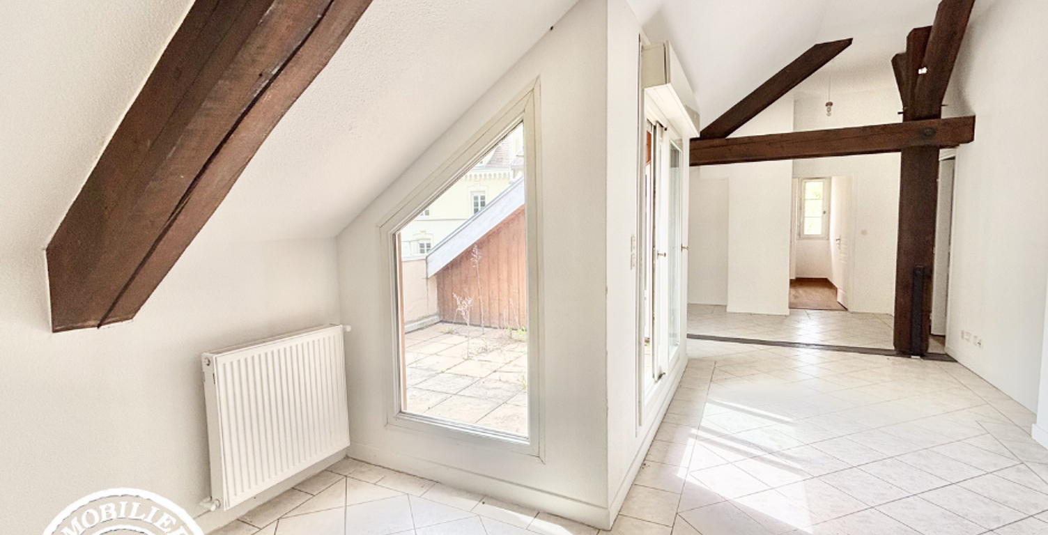 T5 atypique de 105 m2 au 2 ème étage avec Terrasse et vue sur le Château Charmille — photo 1