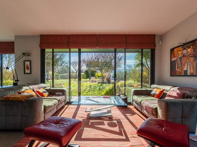 Propriété contemporaine de 228 m² sur un terrain clos de 2989m² avec piscine à 10 minutes de Saumur et 40 m' d'Angers — photo du bien