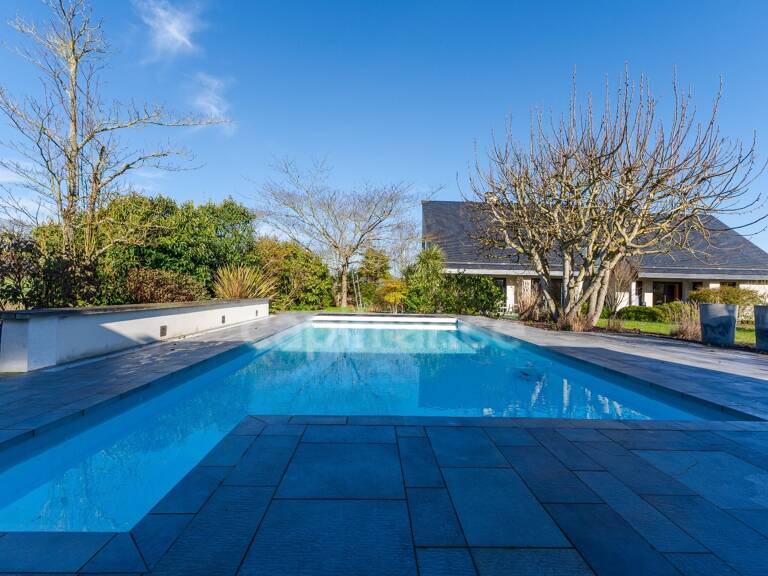 Propriété contemporaine de 228 m² sur un terrain clos de 2989m² avec piscine à 10 minutes de Saumur et 40 m' d'Angers — photo 1