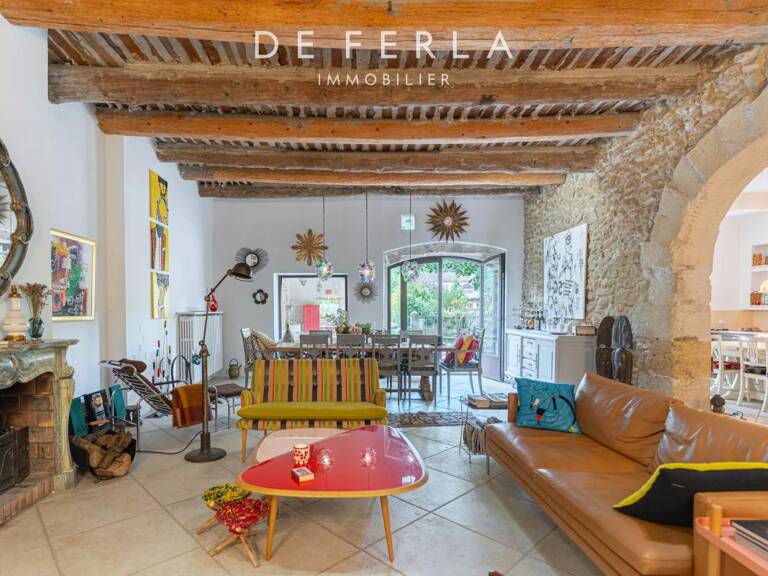 Alleins – Maison de caractère au cœur d’un village provençal authentique — photo 1
