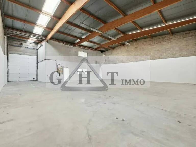 ENTREPOT BUREAUX A LOUER 564M² A EMERAINVILLE — photo 1