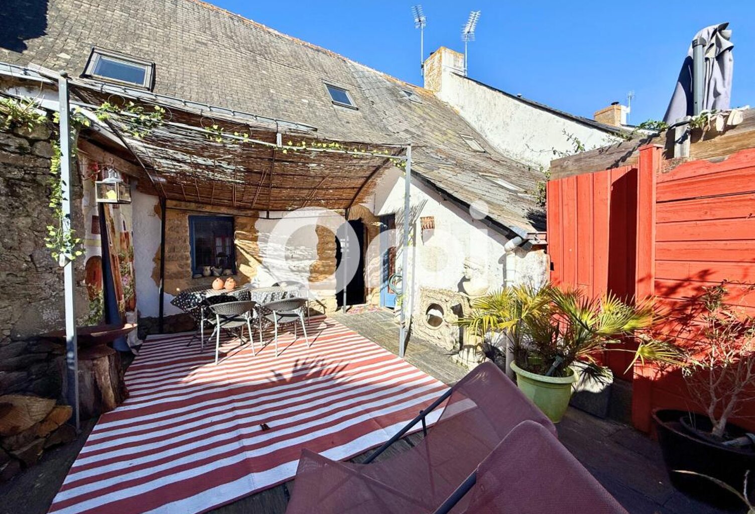 Coup de cœur dans un village de GUÉRANDE ! Cette grande maison qui a plusieurs siècles est aujourd’hui un havre de paix avec son petit patio! — photo 1