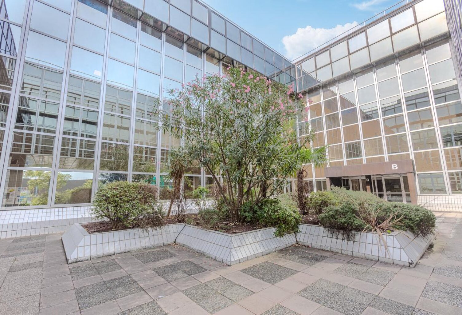 TOULOUSE VAUQUELIN BUREAUX A VENDRE DE 255 M2 AVEC 5 PARKINGS — photo 1