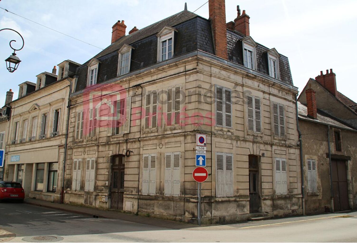 Immeuble plein centre Cosne Cours Sur Loire 550 m2 — photo 1