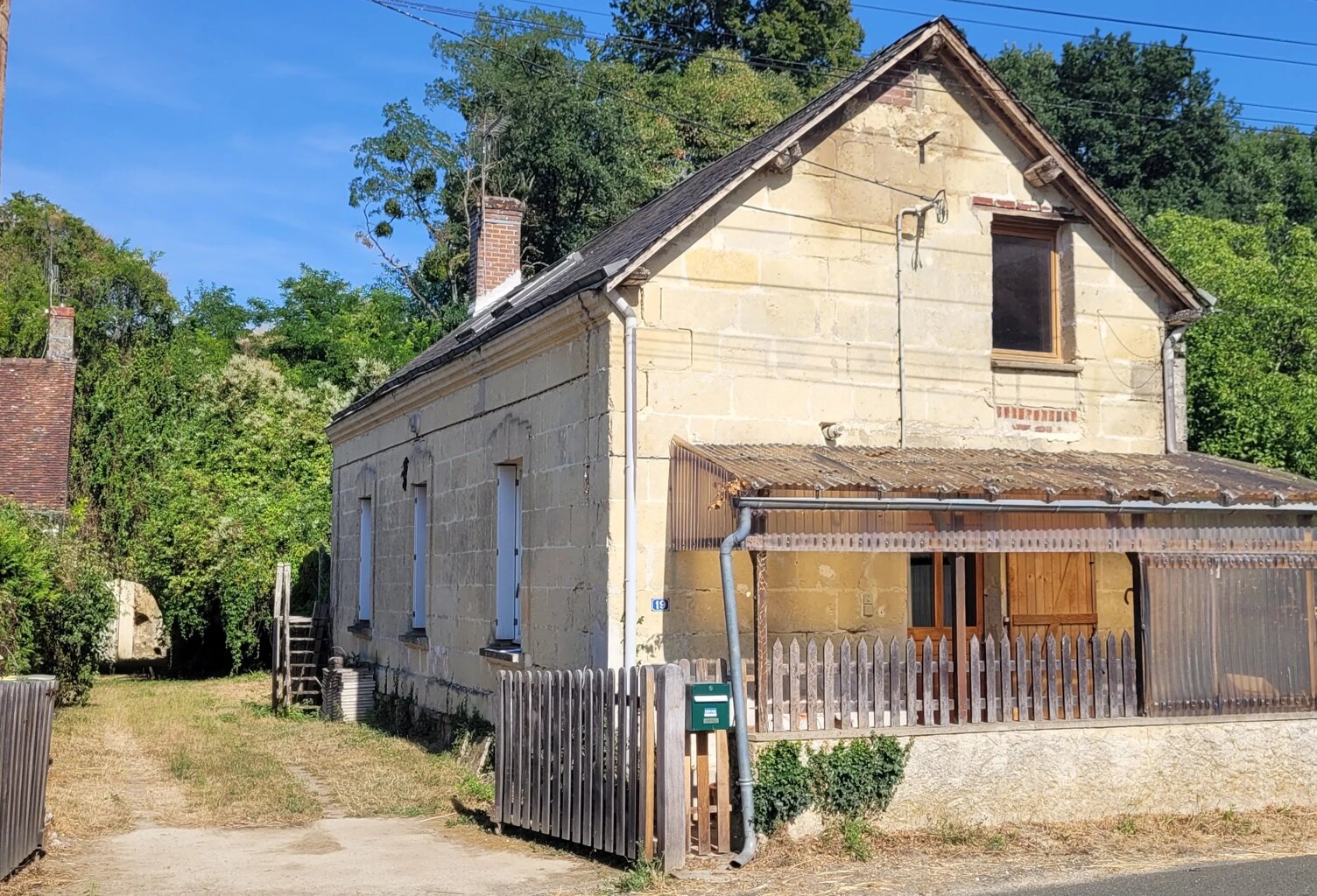 MAISON DE VILLAGE ET SES CAVES CHAMPIGNONNIÈRES — photo 1
