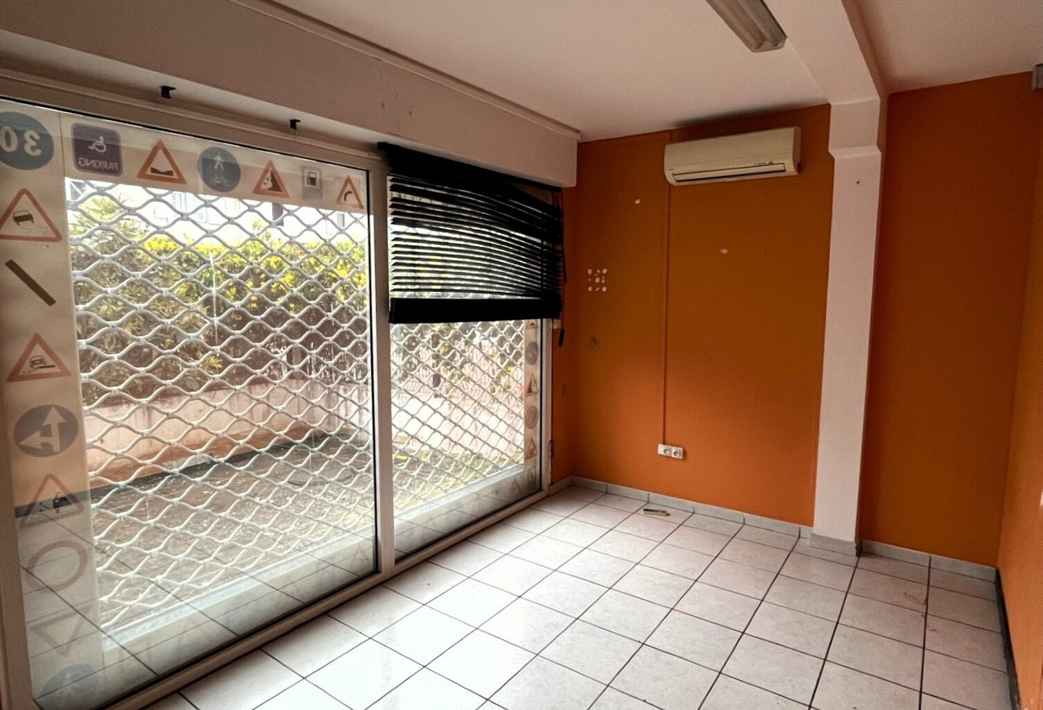 Local professionnel et commercial 67 m2 secteur Moufia proch — photo 1