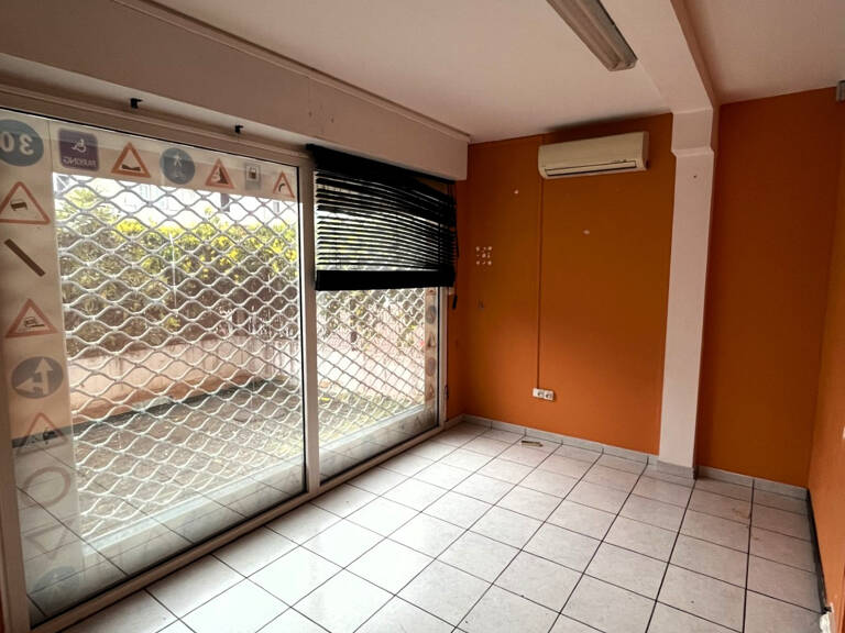 Local professionnel et commercial 67 m2 secteur Moufia proch — photo 1