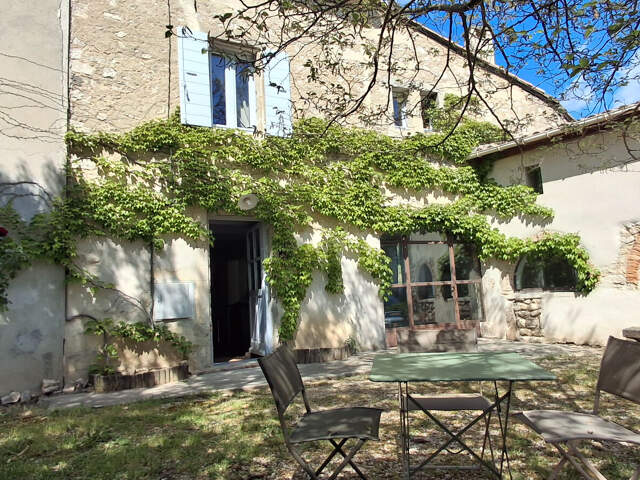 EXCLUSIVITÉ - Ancien Mas en 'L' à vendre sur les hauteurs de La Garde Adhémar, piscine — photo du bien