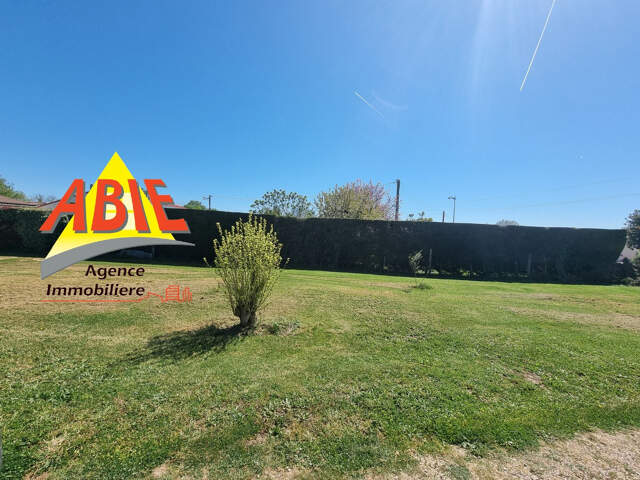 Terrain constructible BENET — photo du bien