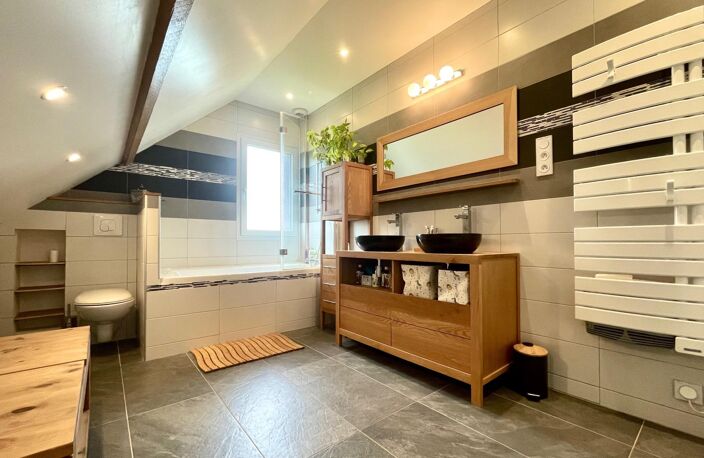 Résidentiel, 3 chambres, 2 SdB, garage et jardin. — photo 4