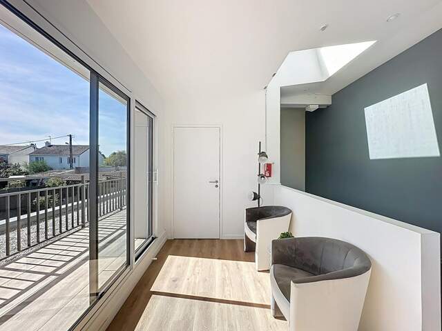 Immeuble de bureaux récent avec stationnements | accessible PMR — photo du bien