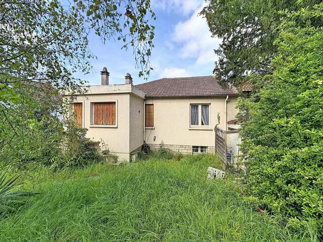Maison sur beau terrain avec potentiel — photo du bien