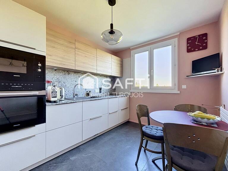 Saint-Cyr-sur-Loire  Appartement 85 m² rénové avec balcons, box et cave — photo 1