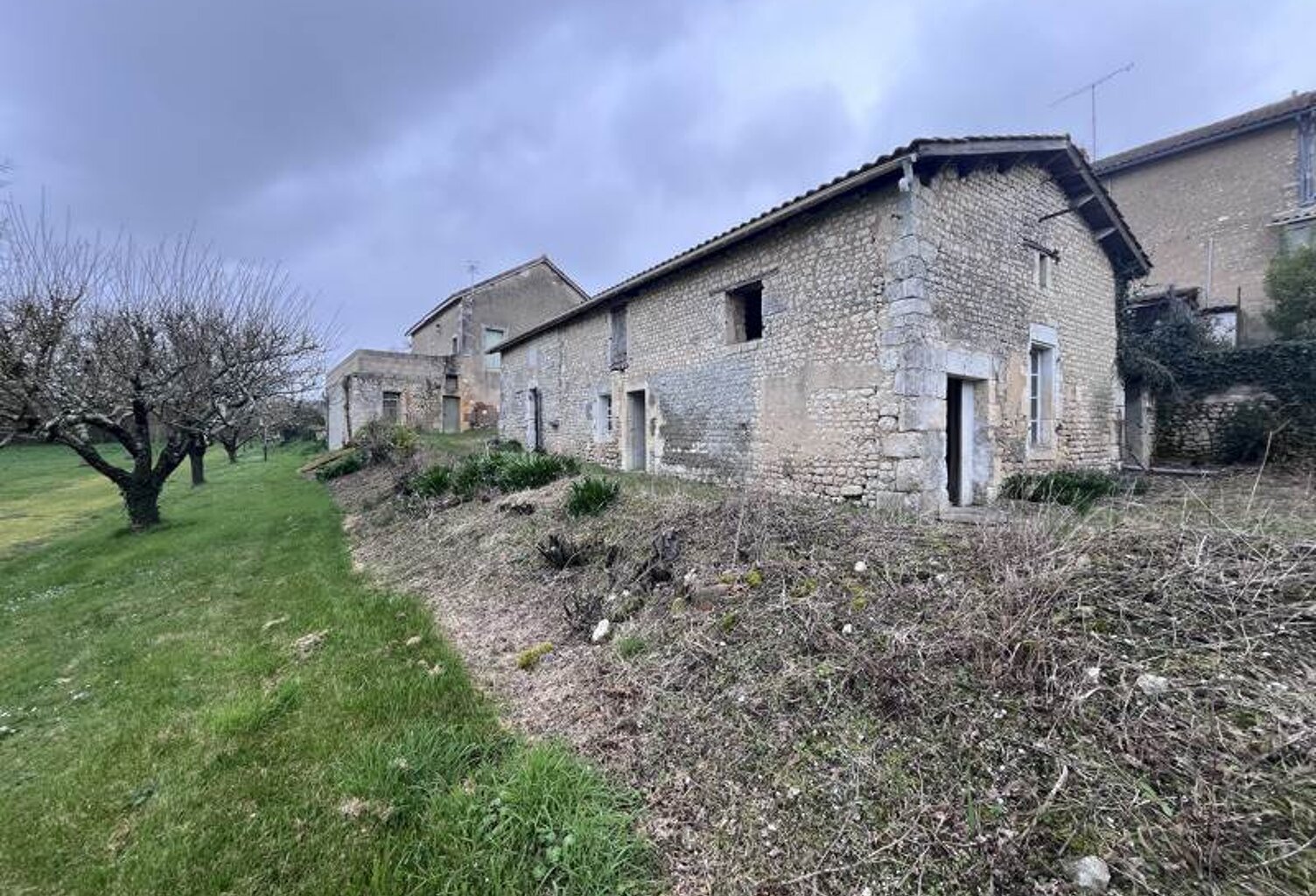 Maison en pierre de 4 pièces principales — photo 1