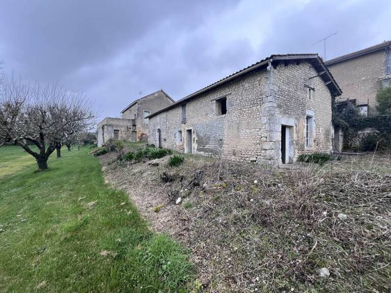 Maison en pierre de 4 pièces principales — photo 1