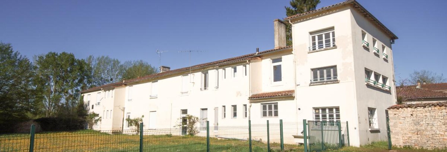 Immeuble  1724 m² à vendre à Saint-Fraigne (16140)