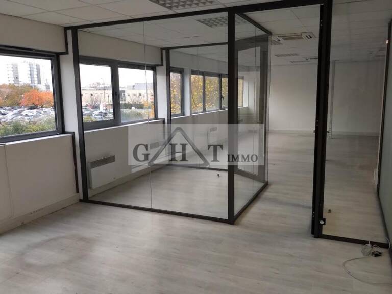 A VENDRE 142 M² DE BUREAUX A STAINS — photo 1