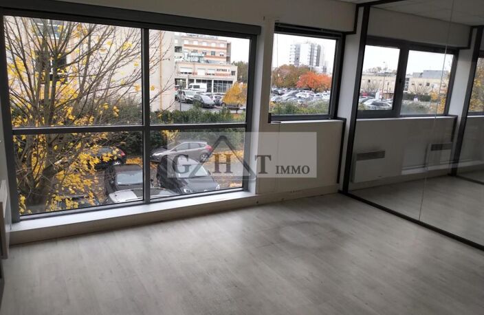 A VENDRE 142 M² DE BUREAUX A STAINS — photo 2