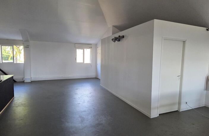 A LOUER LOCAL DE 285M² EN ETAGE ZAC CANABADY — photo 3