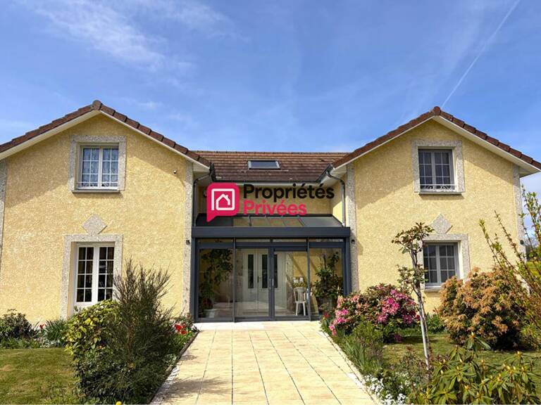 Belle propriété T7 de 231m², terrain de 6905m² avec un étang aux Richards 63780 à vendre — photo 1