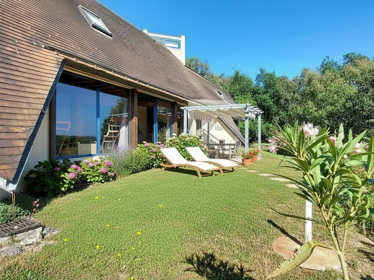 Une propriété volontairement à l'écart, pour ceux qui privilégient le silence, la discrétion et un cadre naturel préservé. 4 chambres. Terrain environ 1 hectare — photo 1