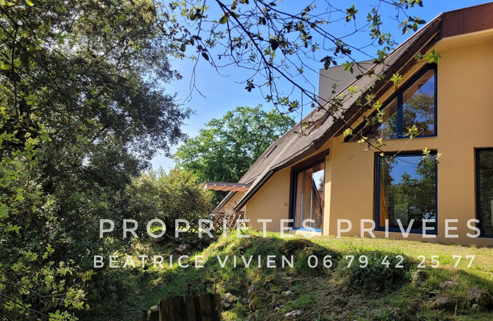 Une propriété volontairement à l'écart, pour ceux qui privilégient le silence, la discrétion et un cadre naturel préservé. 4 chambres. Terrain environ 1 hectare — photo 2