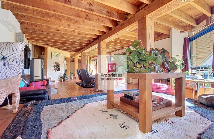 Une propriété volontairement à l'écart, pour ceux qui privilégient le silence, la discrétion et un cadre naturel préservé. 4 chambres. Terrain environ 1 hectare — photo 3