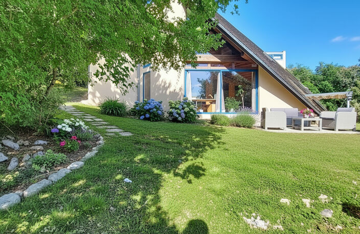 Une propriété volontairement à l'écart, pour ceux qui privilégient le silence, la discrétion et un cadre naturel préservé. 4 chambres. Terrain environ 1 hectare — photo 4