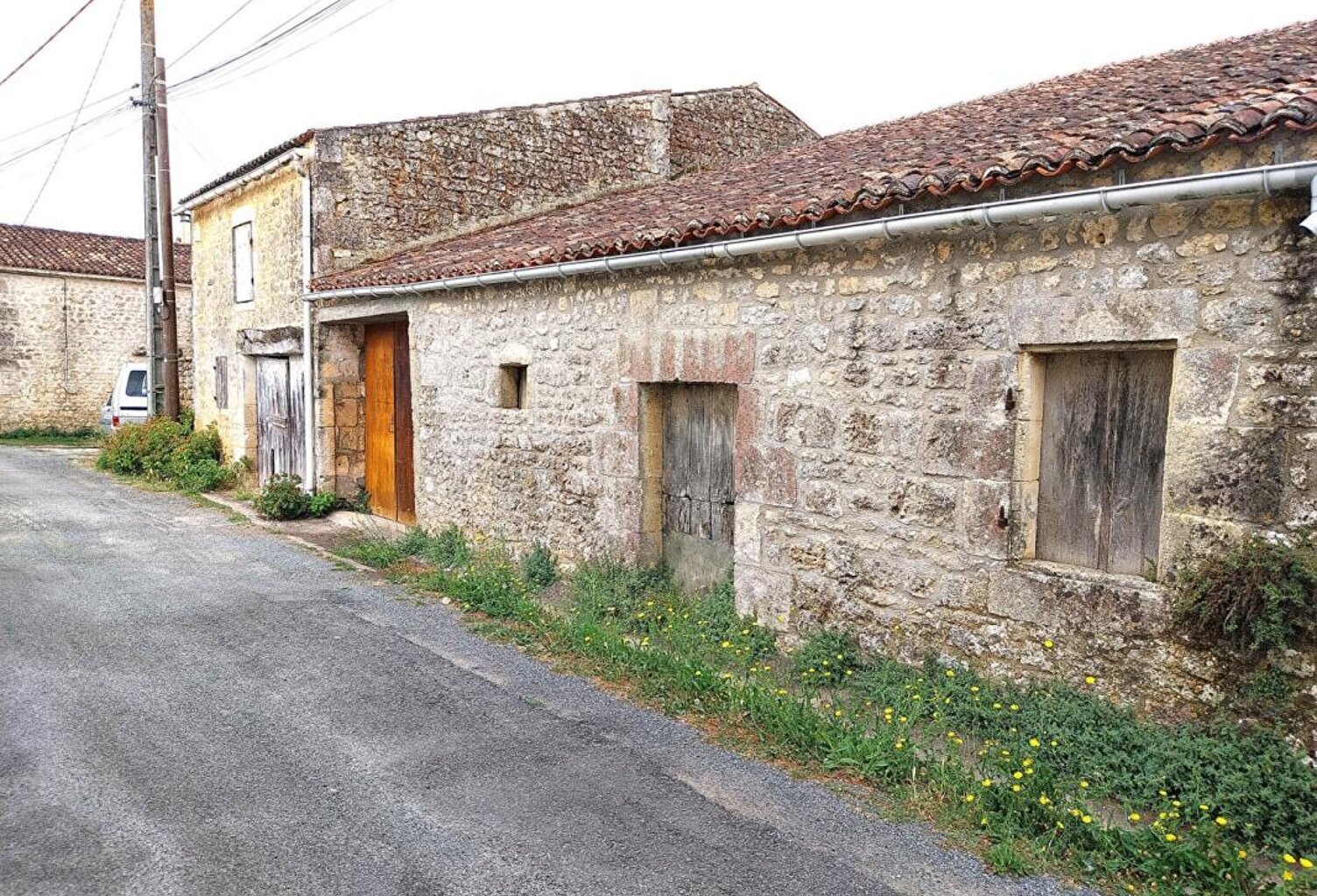 Saint Savinien 17350  Dépendance en Pierre à réhabiliter 225 m² — photo 1