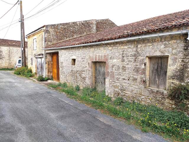 Saint Savinien 17350  Dépendance en Pierre à réhabiliter 225 m² — photo du bien