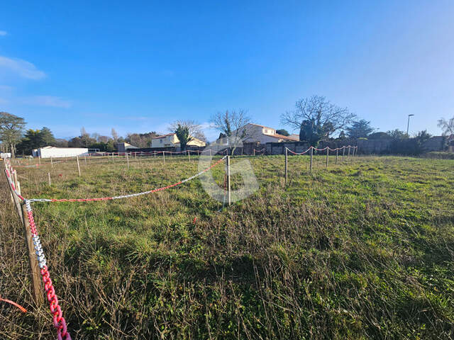 TERRAIN À BÂTIR DE 470M² — photo du bien