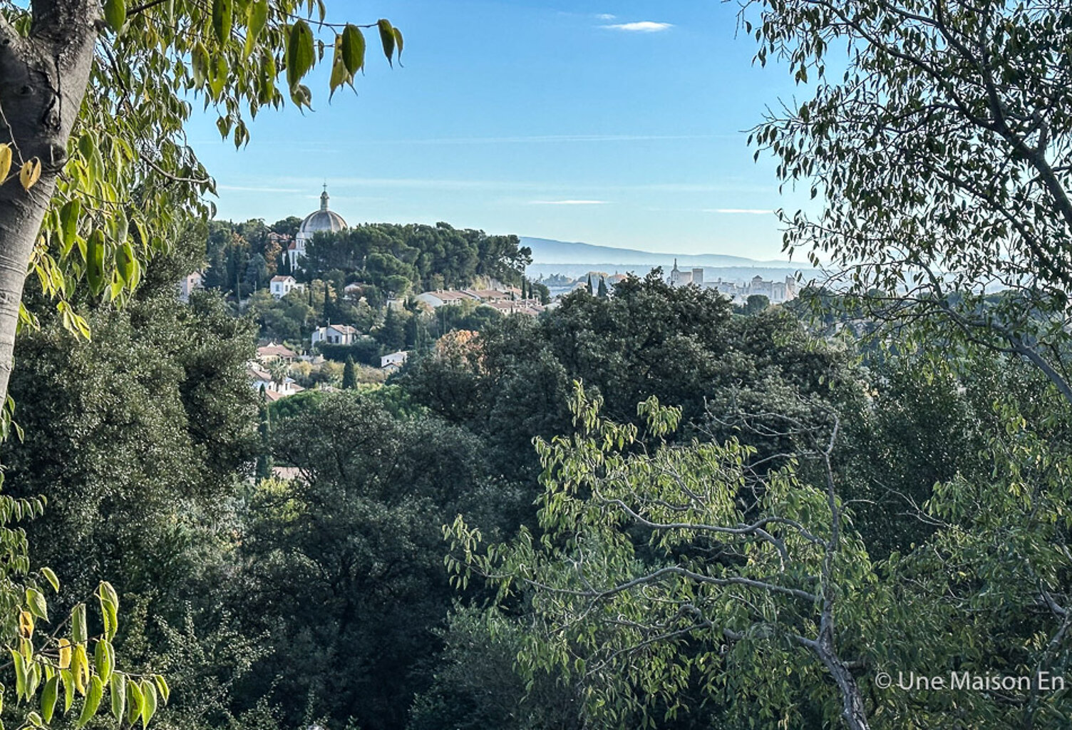 Appartement avec jardin, garage et vue dégagée aux Angles — photo 1