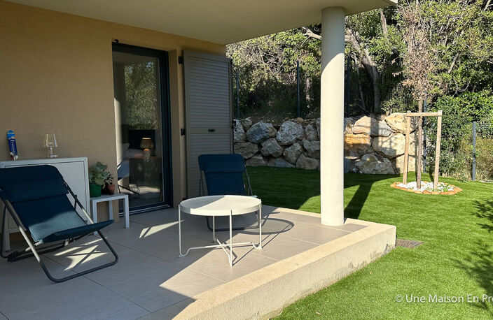 Appartement avec jardin, garage et vue dégagée aux Angles — photo 2