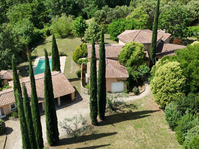 Une propriété provençale confidentielle dans un écrin de ver — photo du bien