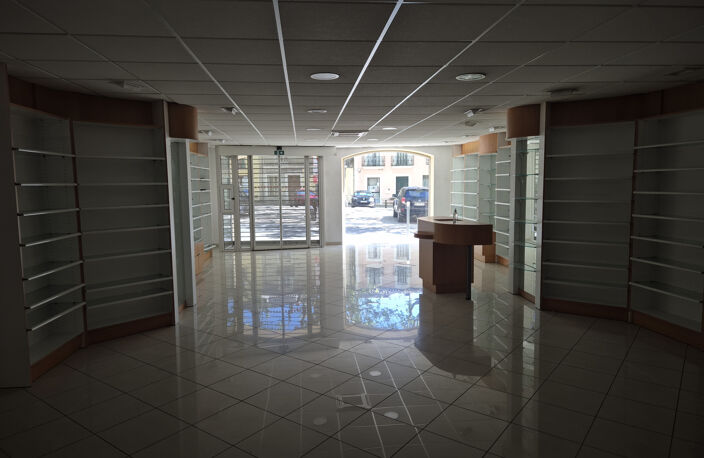 MONTAGNAC - Local commercial ou professionnel 162m2 — photo 3