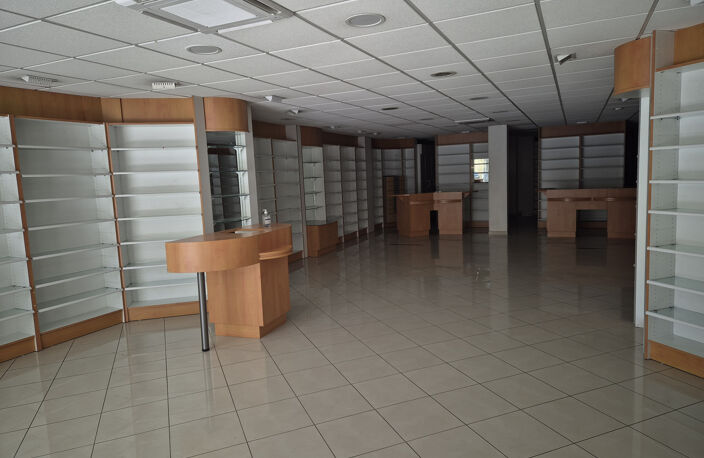 MONTAGNAC - Local commercial ou professionnel 162m2 — photo 5