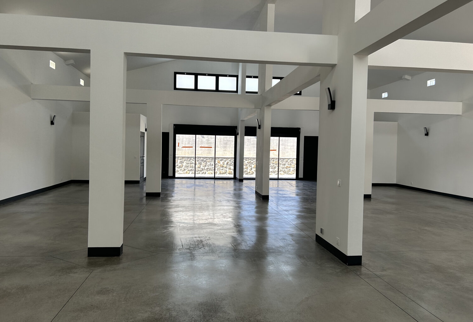 LOCAL NEUF SAINT-PIERRE 230M2 — photo 1
