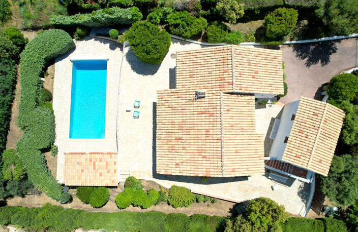 À VENDRE VILLA PLAIN PIED VUE MER PANORAMIQUE 3 CHAMBRES PISCINE GARAGE À SAINT AYGULF — photo 2