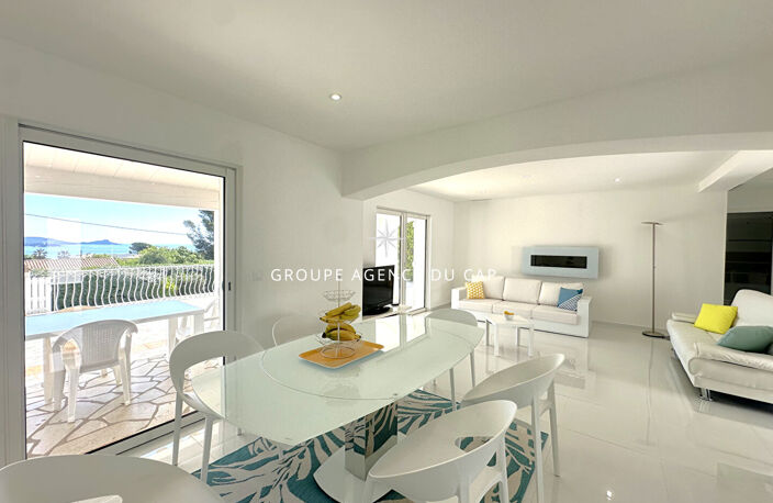 À VENDRE VILLA PLAIN PIED VUE MER PANORAMIQUE 3 CHAMBRES PISCINE GARAGE À SAINT AYGULF — photo 5