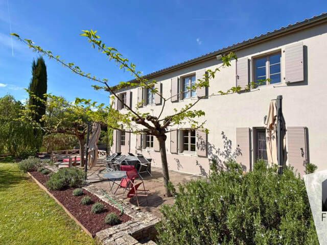 VOURLES - Villa d'exception de 200 m2 rénovée avec jardin, p — photo du bien
