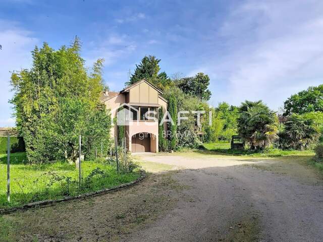 Maison avec sous-sol complet et grand terrain arboré — photo du bien