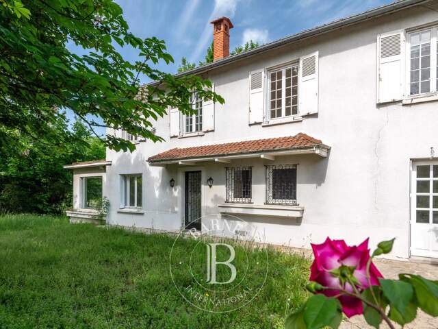 Sainte-Foy-lès-Lyon – Propriété bourgeoise rénovée avec terrain constructible de 6 093 m² — photo du bien