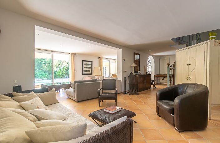SUPERBE VILLA EN TRADITIONNEL A VENDRE A CARRY LE ROUET T6 P — photo 2