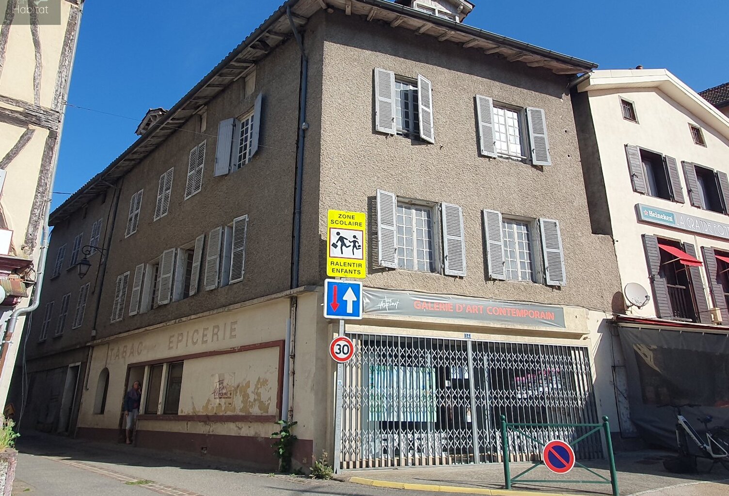 Immeuble avec trois appartements et un local commercial — photo 1